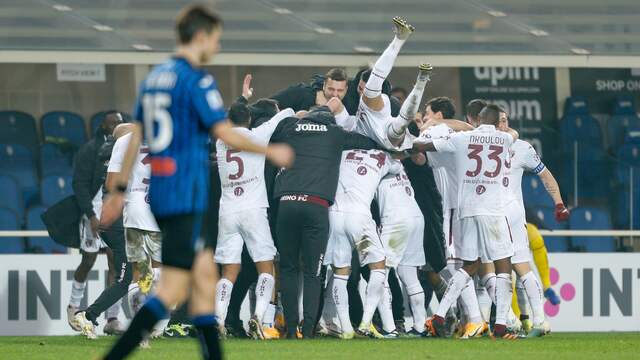 Marten de Roon treurt, maar de spelers van Torino gaan uit hun dak na de 3-3.