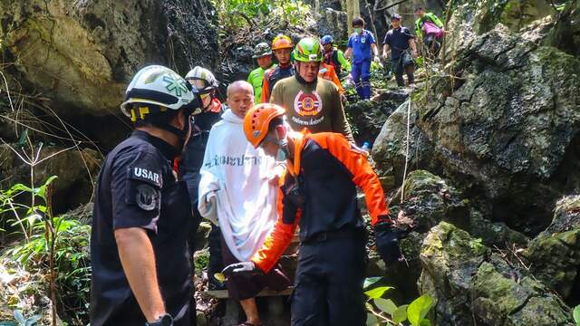 De boeddhistische monnik Manas Kemgoh is donderdag door reddingswerkers uit een grot in het noorden van Thailand gered. De monnik was gaan mediteren, toen de grot plots volliep met water. Een team van meer dan honderd mensen, onder wie een duikteam, kwam eraan te pas om hem te redden.