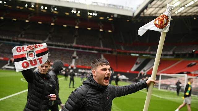 Een fan van Manchester United met de cornervlag.