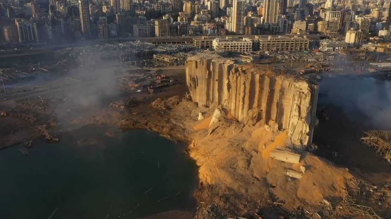 Beeld uit video: Krater in haven Beiroet toont kracht van explosie