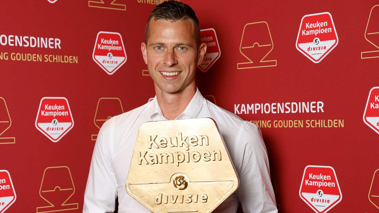 Robert Mühren poseert met het Gouden Schild voor beste speler van de KKD.