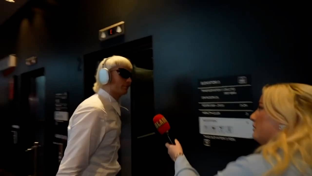 Beeld uit video: Joost Klein negeert journalist na uitsluiting juryshow: 'Heb een fijne dag'