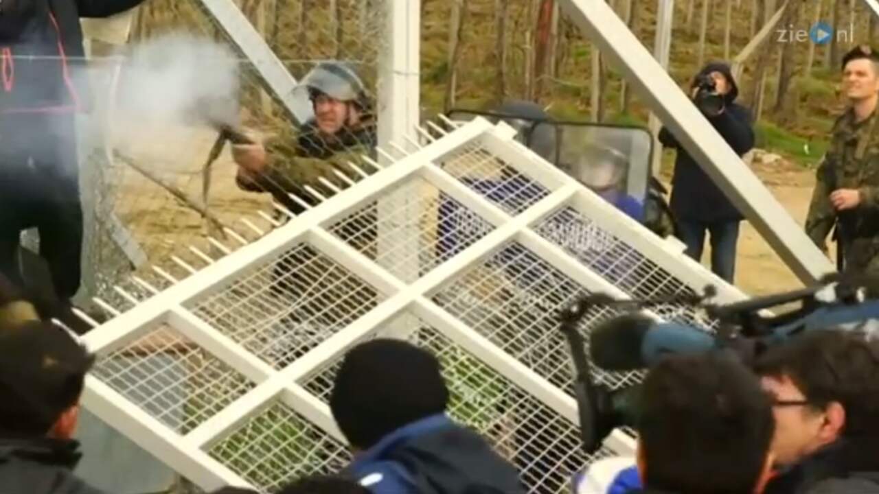 Politie schiet met traangas op vluchtelingen bij grens Macedonië