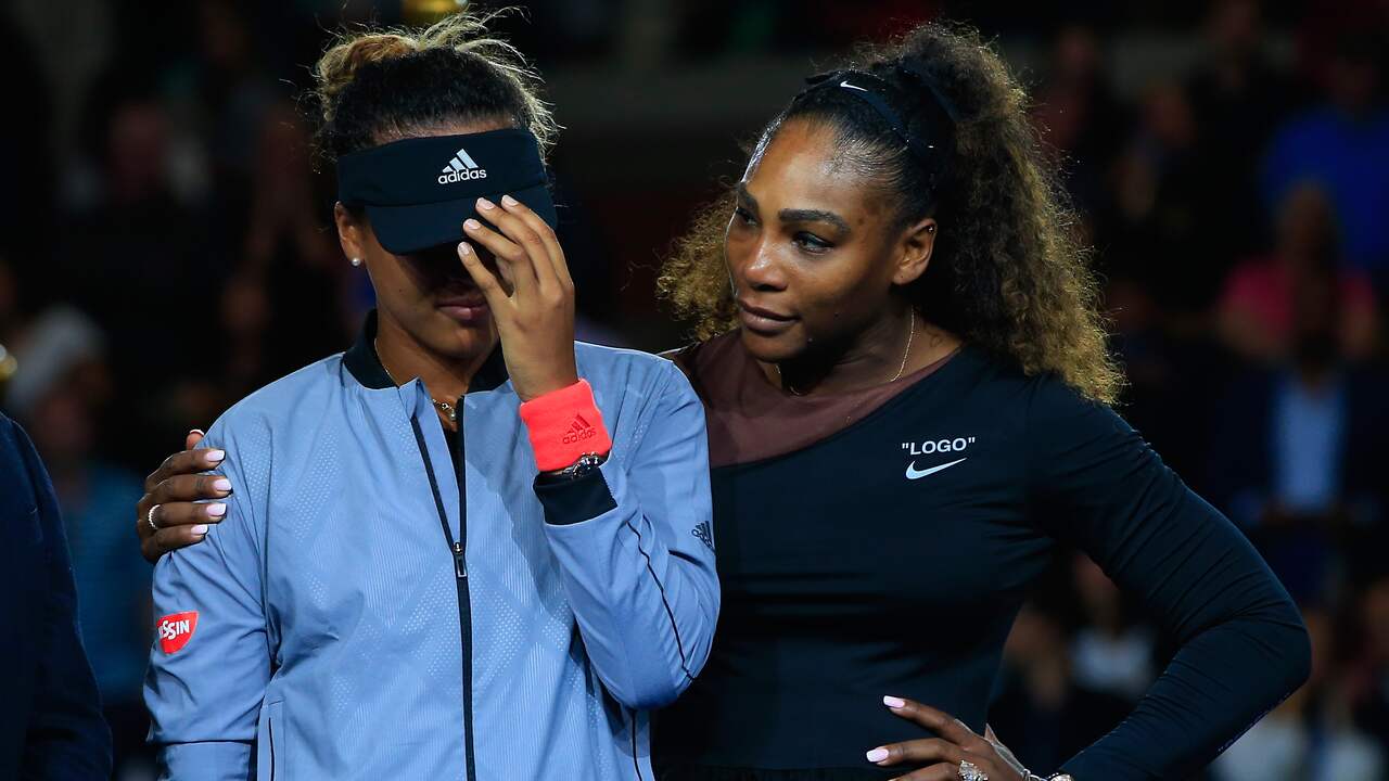Serena Williams was een van de weinige tennissers die Naomi Osaka een hart onder de riem stak.