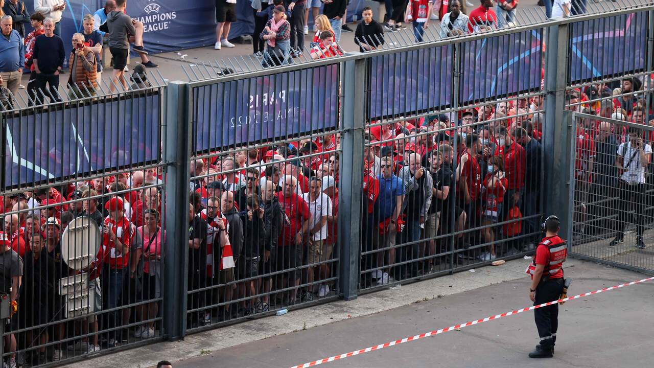 Fans van Liverpool wachten voor het stadion in Parijs.