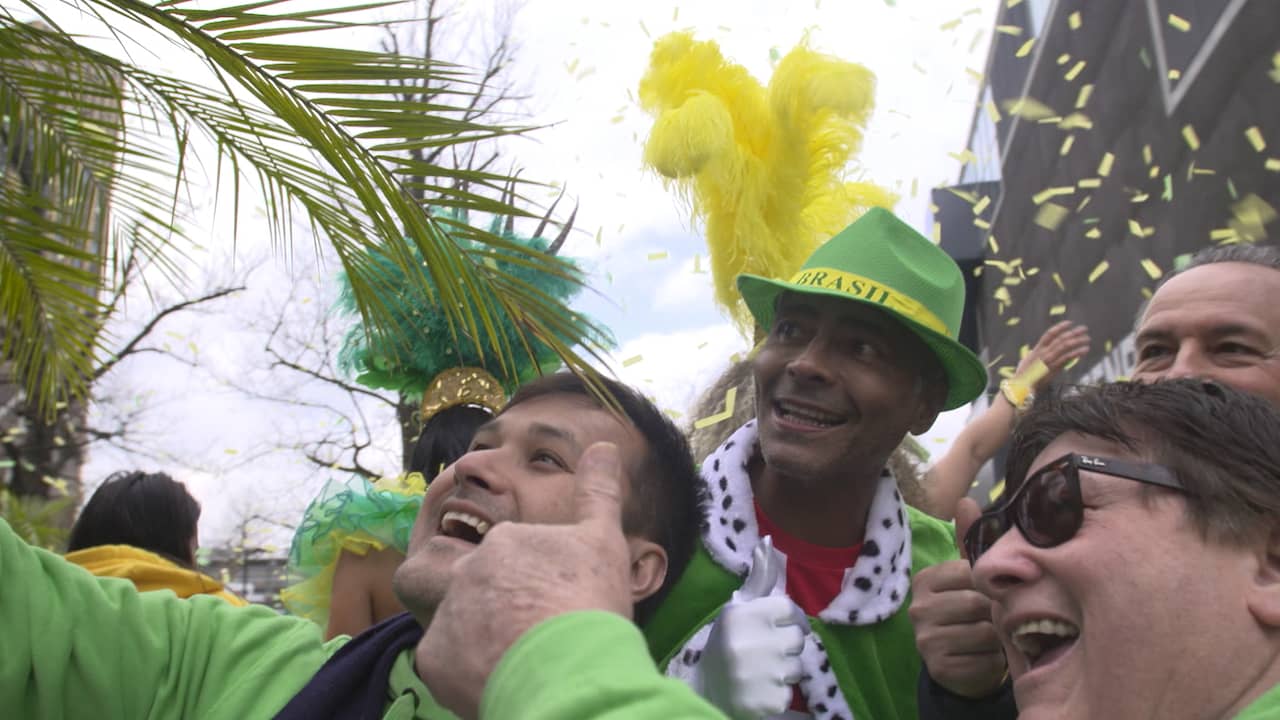 Beeld uit video: PSV-icoon Romário onthaald tijdens carnavalsoptocht Eindhoven