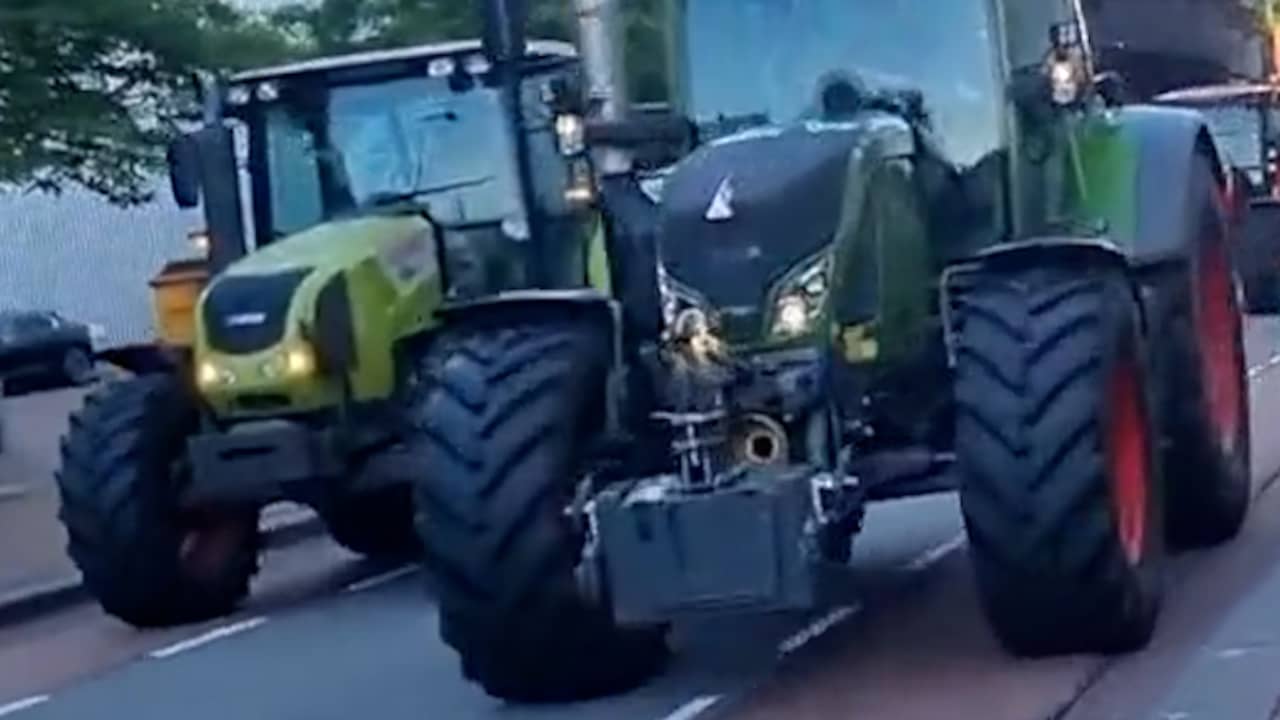 Beeld uit video: Tientallen boeren protesteren met trekkers bij NOS-gebouw
