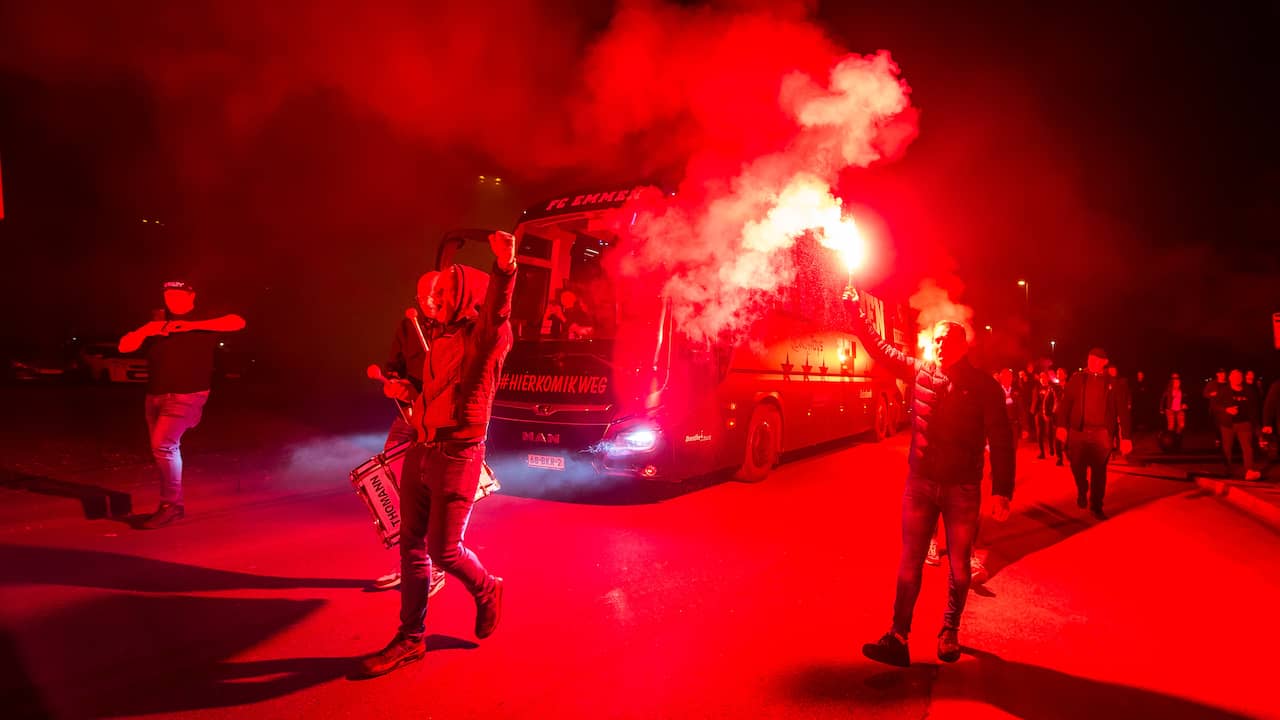 Bij terugkeer in Emmen werd de spelersbus onthaald door supporters.