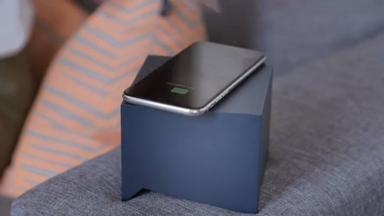 Beeld uit video: Snoerloze telefoonoplader werkt ook als powerbank