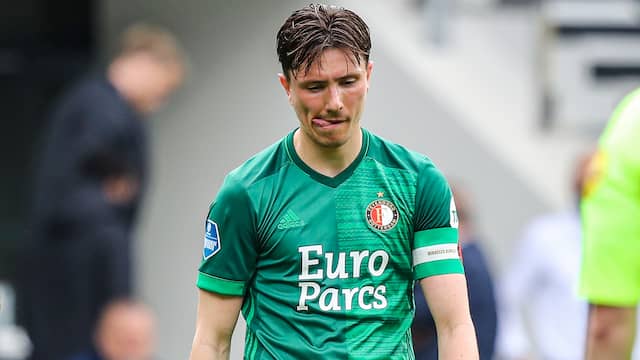 Steven Berghuis verlaat teleurgesteld het veld na de remise tegen Heracles.