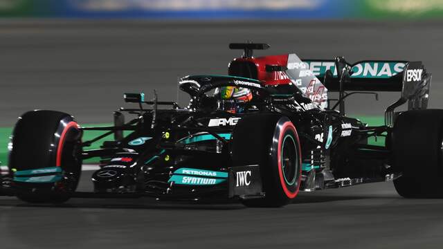 Lewis Hamilton reed naar poleposition in Qatar.