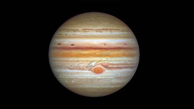 De atmosfeer op Jupiter is erg veranderlijk. Op deze foto drukken volgens NASA nieuwe stormen (hier in het rood te zien) hun stempel.