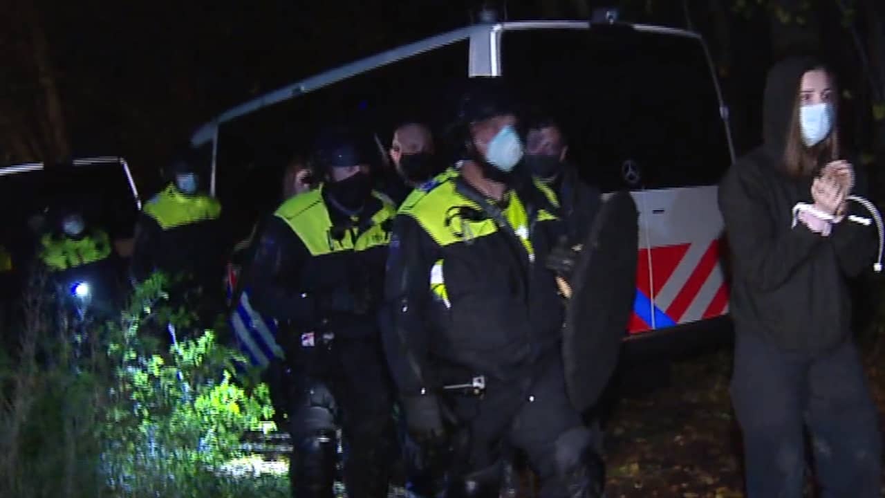 Beeld uit video: Politie beëindigt illegaal feest in Limburgs bosgebied