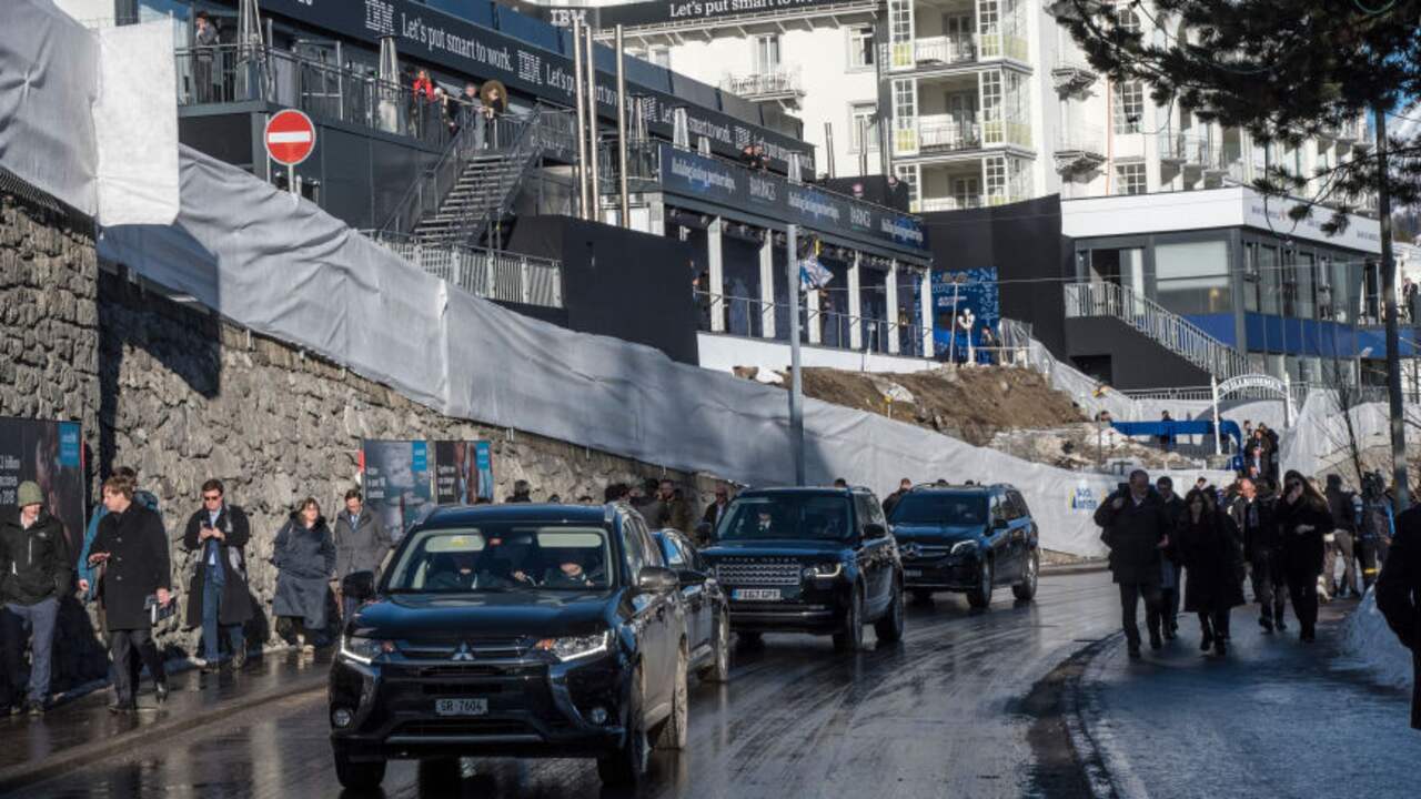 I veicoli fuoristrada di lusso trasportano i dignitari verso le loro destinazioni.