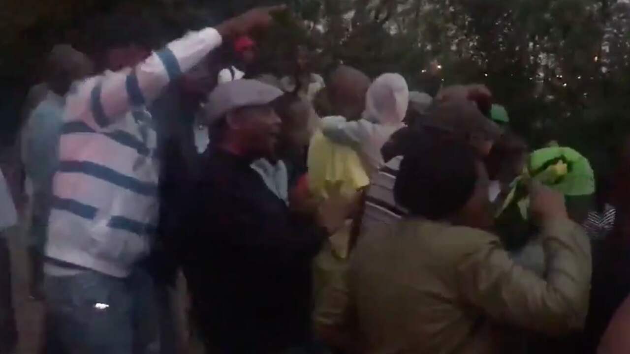 Grote groep danst voor huis overleden Winnie Mandela