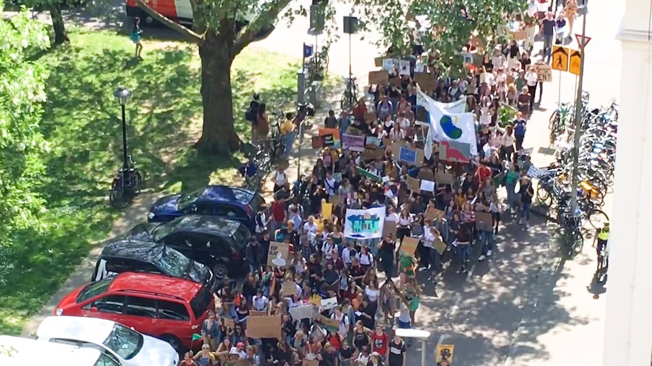 Beeld uit video: 'Klimaatspijbelaars' scanderen 'CO2, weg ermee' tijdens mars in Utrecht