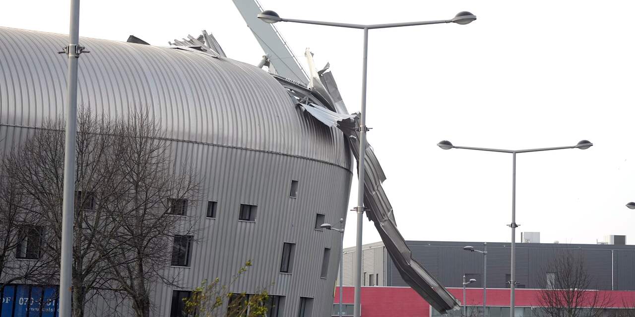 Reparatie stormschade aan dak van ADO-stadion maandag van start