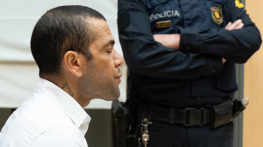 Oud-Barcelona-speler Dani Alves veroordeeld tot 4,5 jaar cel voor verkrachting