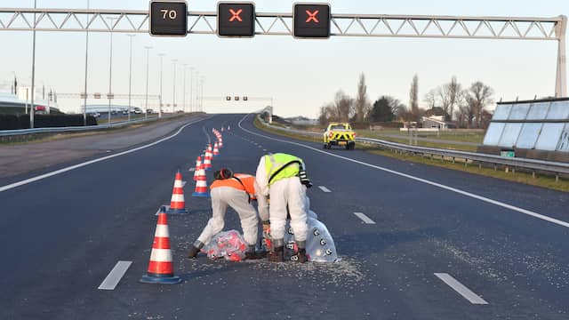 Opruimwerkzaamheden asbest na ongeluk op A4 afgerond. Opruimwerkzaamheden asbest na ongeluk op A4 afgerond.