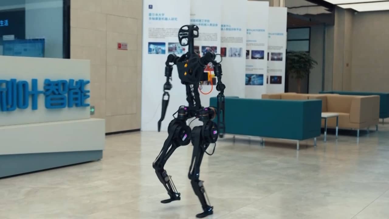 Image from video: These humanoid robots enter Chinese mass production