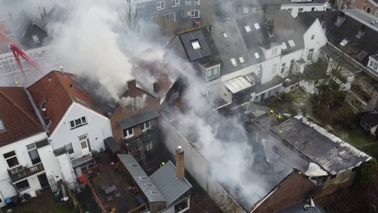 Beeld uit video: Brandweer probeert brand in Arnhemse wijk onder controle te krijgen