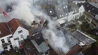 Brandweer probeert brand in Arnhemse wijk onder controle te krijgen