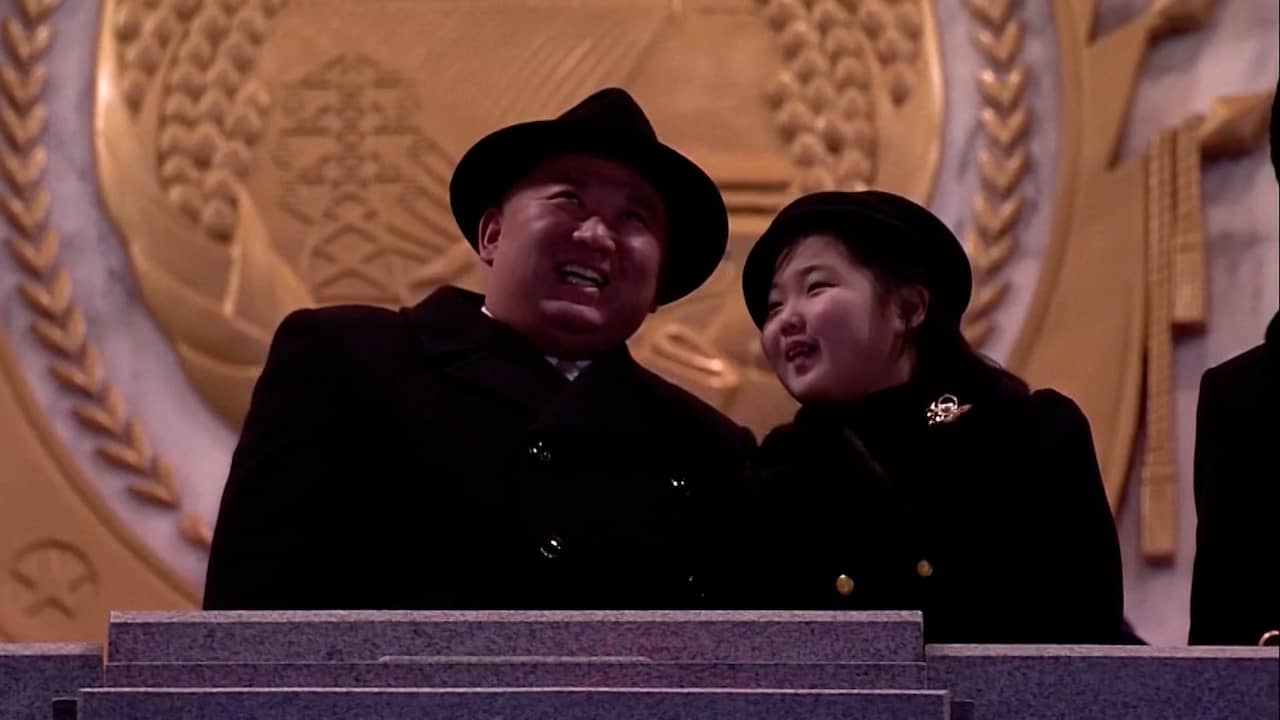 Beeld uit video: Kim Jong-un en dochter wonen militaire parade Noord-Korea bij