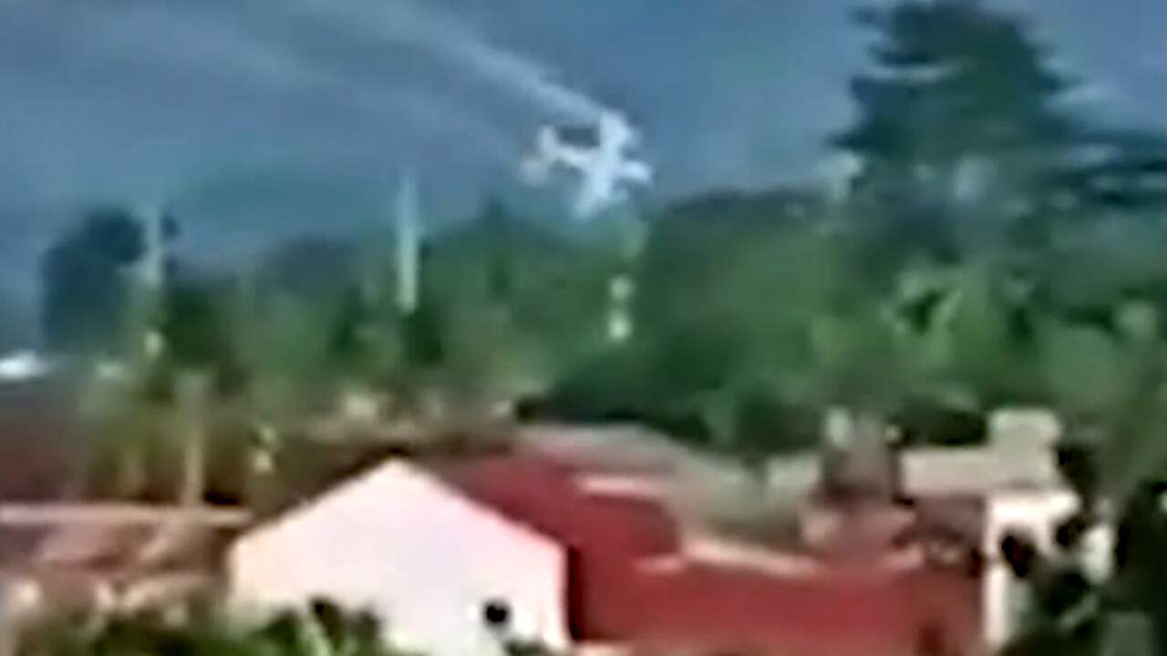 Filipino filmt neerstortend reddingsvliegtuigje tijdens klussen