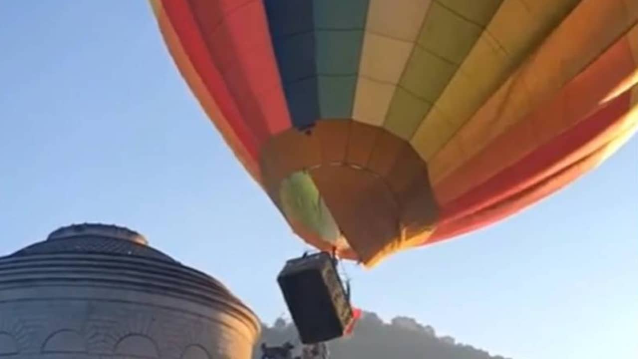 Beeld uit video: Nederlandse luchtballon vol toeristen beschadigt Italiaans museum