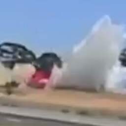 Vrachtwagen rijdt op volle snelheid water in nabij Melbourne