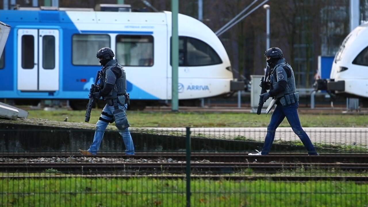 Beeld uit video: Arrestatieteam haalt mensen uit trein in Zwolle