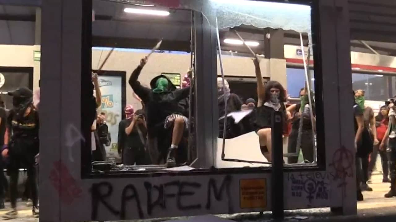 Vrouwen vernielen metrostation bij protest in Mexico-Stad