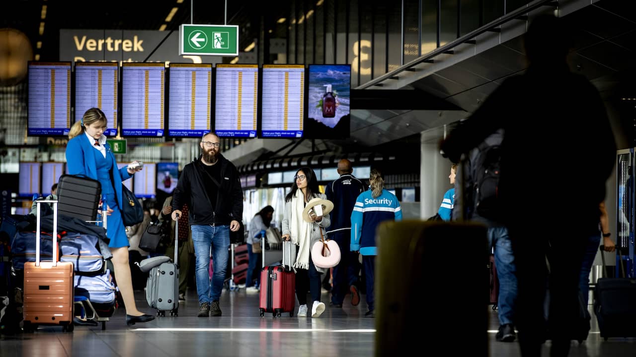 Huge crowds and long waiting times at Schiphol again due to staff shortage |  NOW