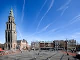 Beiaardier Auke de Boer speelt Final Countdown op Martinitoren