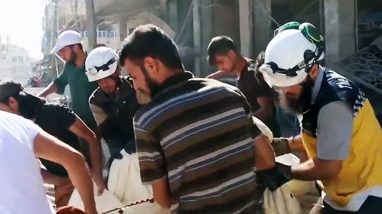 Beeld uit video: Tientallen doden na bombardement op markt in Syrië
