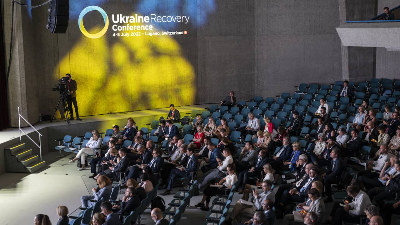 Meer dan veertig landen en organisaties beloofden op een conferentie Oekraïne te helpen met de wederopbouw.