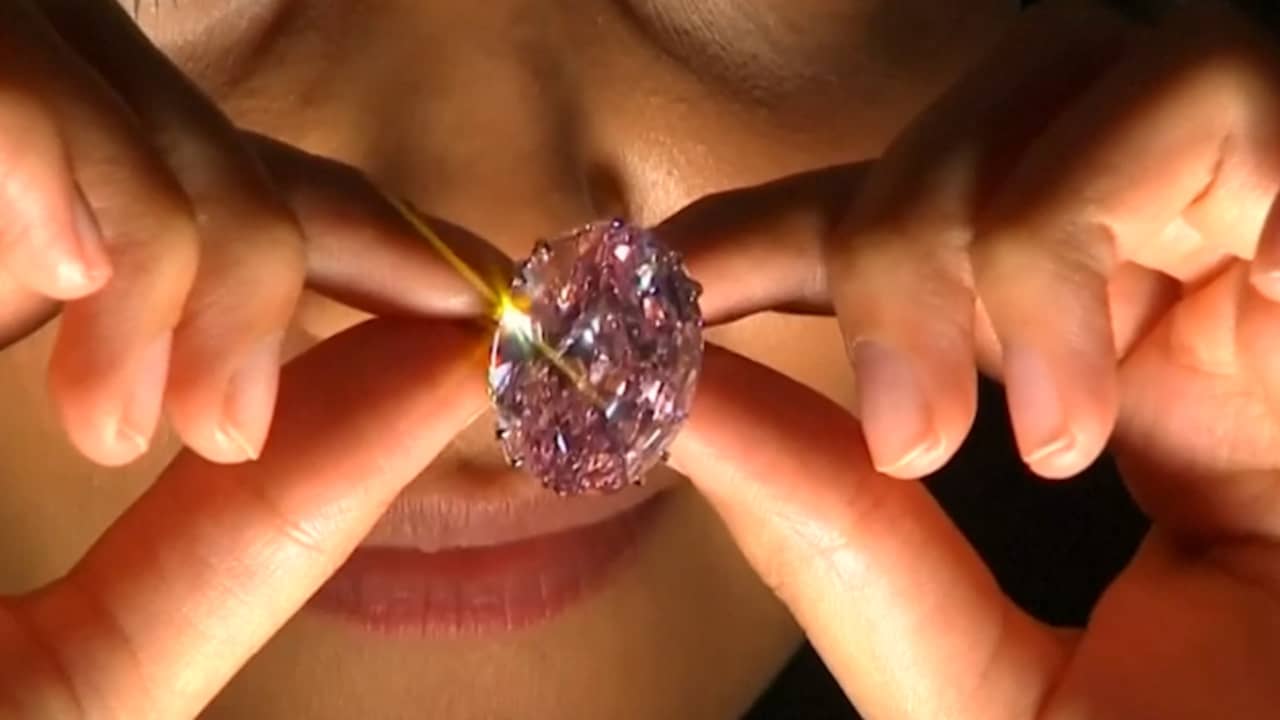 Beeld uit video: Roze diamant geveild voor 67 miljoen in Hong Kong
