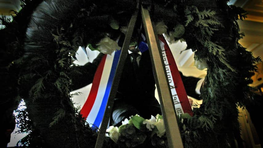 Herdenkingskransen 4 mei vernield in Amsterdam Nieuw-West