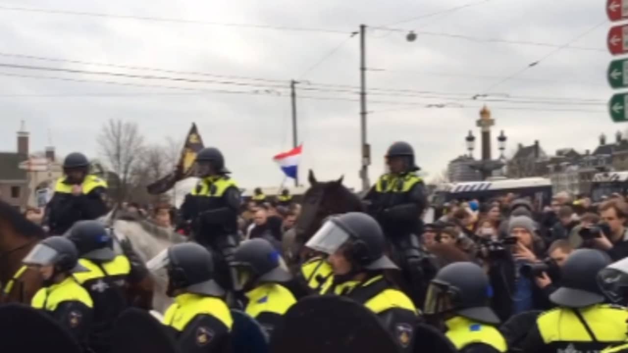 Politie voert harde charges uit bij Pegida Amsterdam