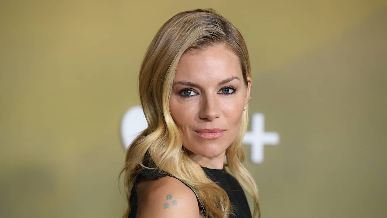 Sienna Miller Expecting Second Child: Exclusive Beach Photos Revealed ...