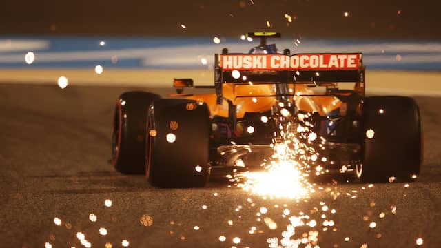 De McLaren is een auto met hoge 'rake'. Er zit achter veel ruimte tussen de vloer en de wagenbodem.