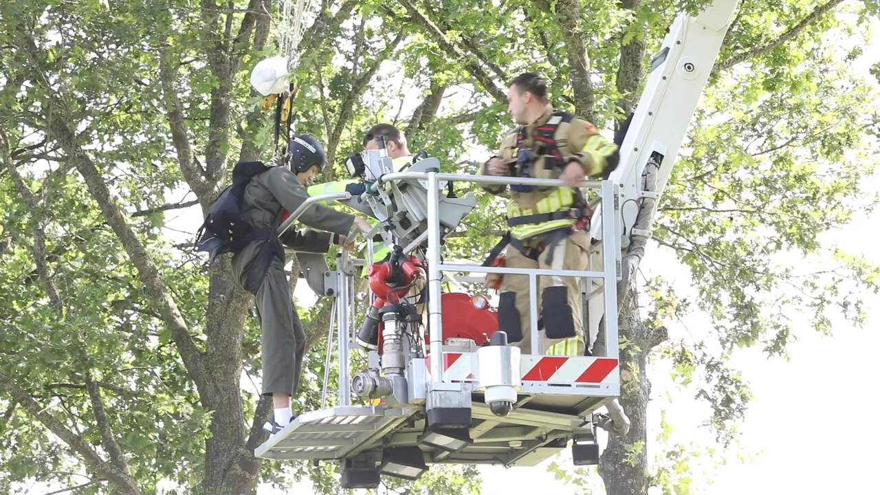 Beeld uit video: Hulpdiensten redden militaire parachutist uit boom in Teuge