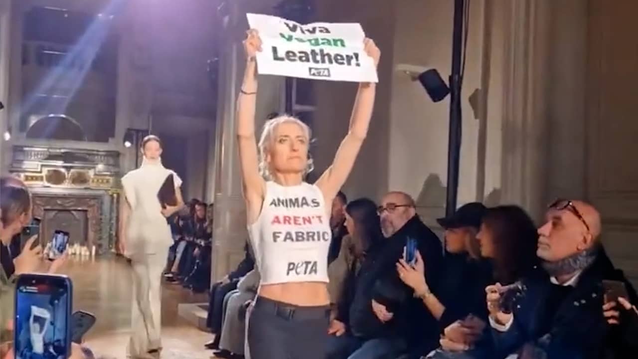 Beeld uit video: Activisten verstoren modeshow Victoria Beckham in Parijs