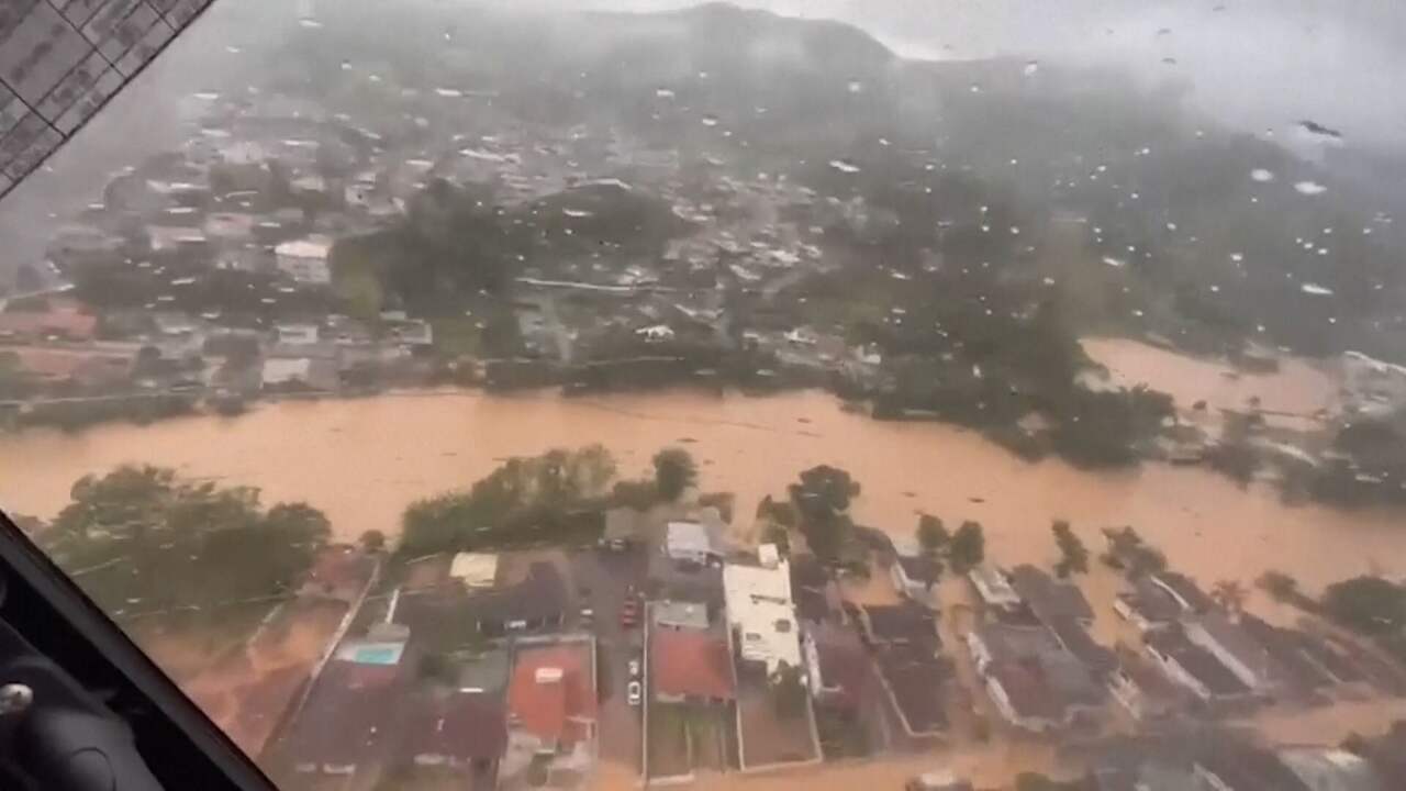 Beeld uit video: Reddingsdienst haalt Brazilianen van daken na overstroming