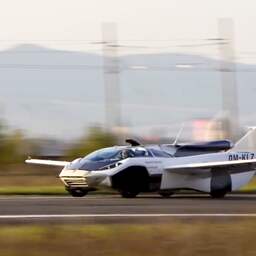 Video | Slowaak maakt succesvolle testvlucht in zelfgemaakte vliegende auto