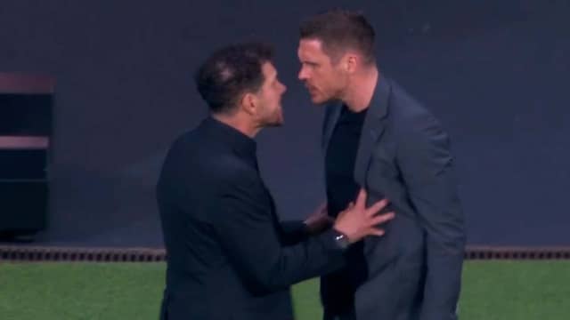Atlético-trainer Simeone en Dortmund-directeur Kehl ruziën langs het veld