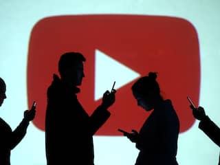 Het zwartepietbeleid van sociale media: 'YouTube trekt rookgordijn op'