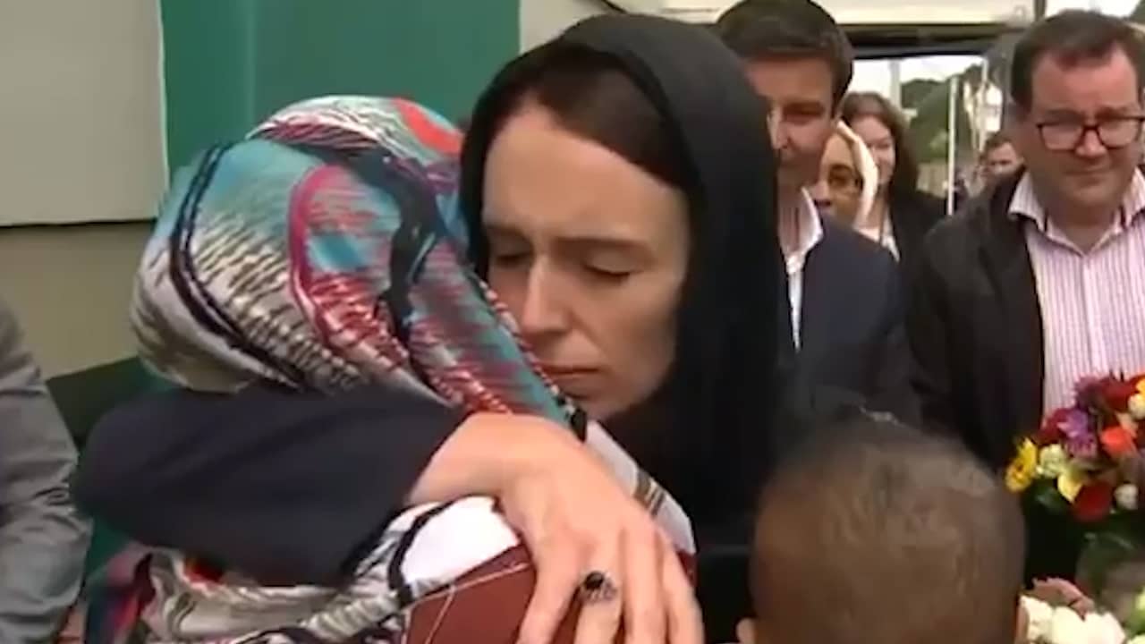 Beeld uit video: Premier Nieuw-Zeeland betuigt steun aan moslimgemeenschap