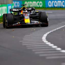Verstappen verslaat Mercedes-coureurs in strijd om poleposition in Australië