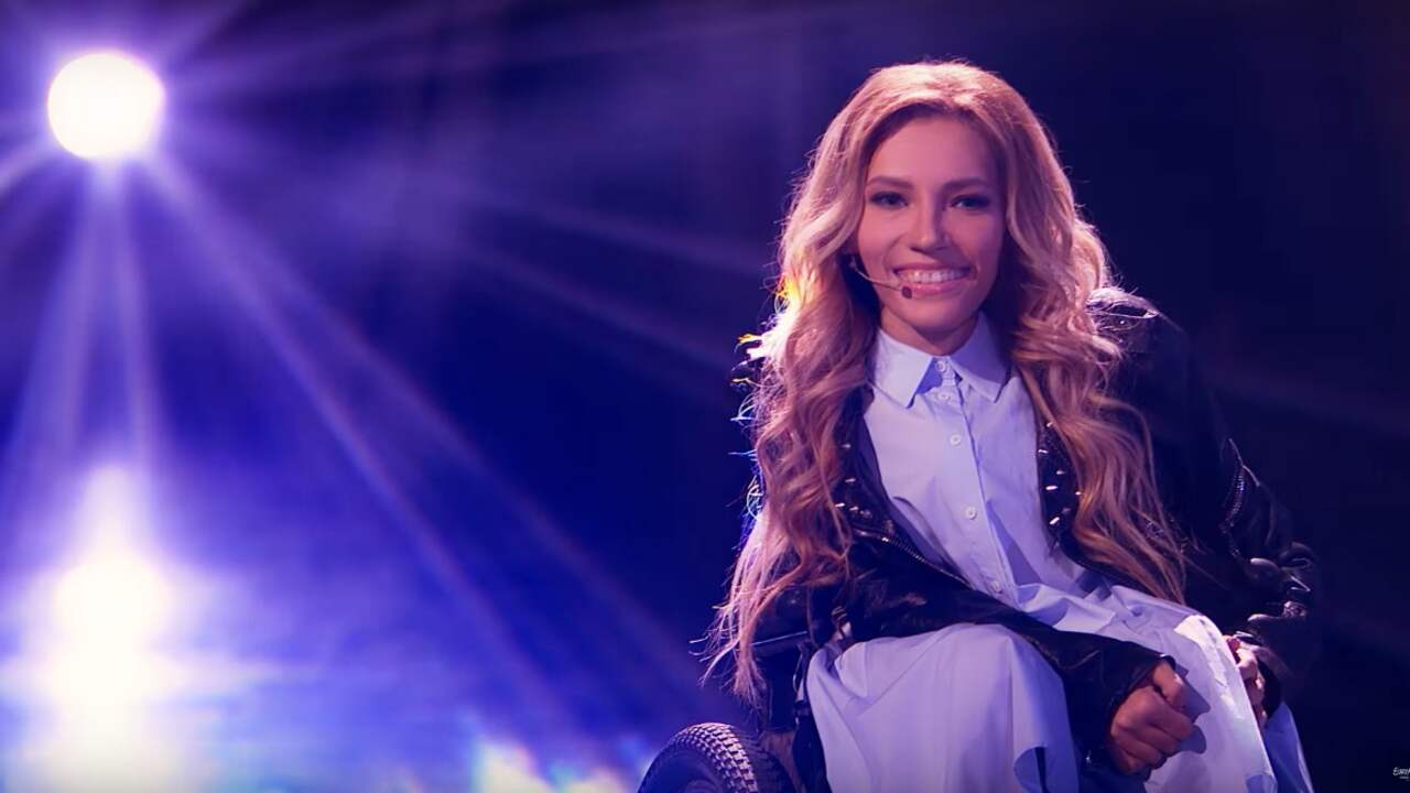 Beeld uit video: Julia Samoylova - Flame Is Burning